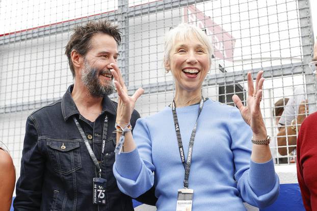 MotoGP Sachsenring: Keanu Reeves s djevojkom na motoutrci