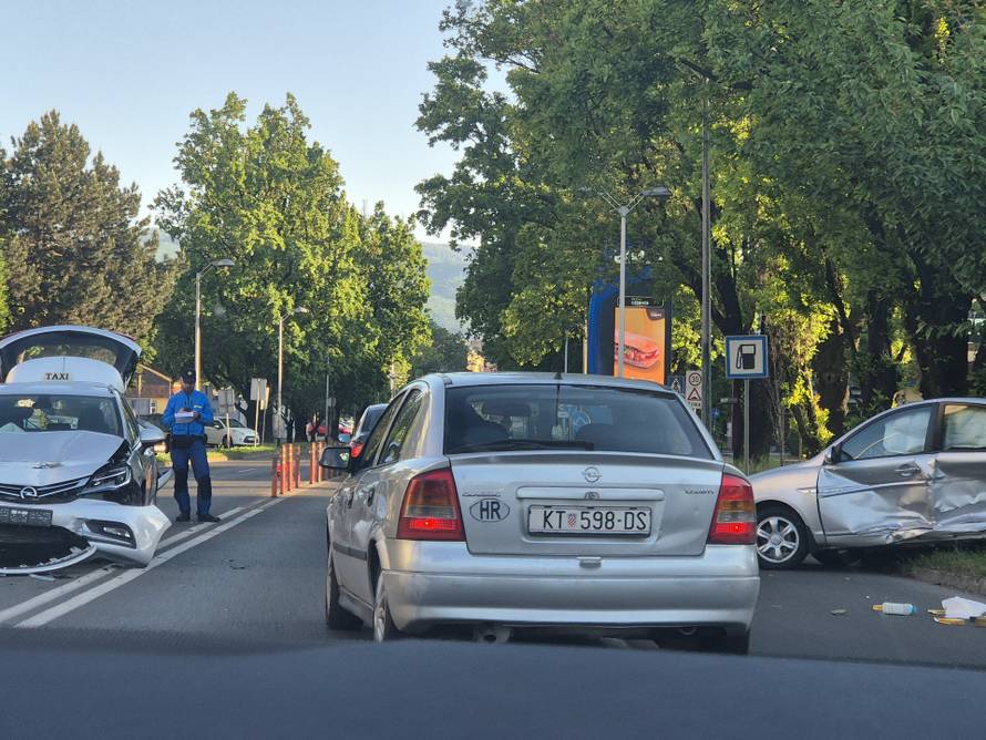 FOTO Nesreća u centru Zagreba: Sudarila se dva automobila...