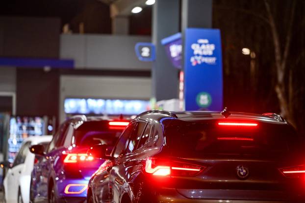 Zagreb: Gužve na benzinskim postajama zbog sutrašnjeg poskupljenja goriva