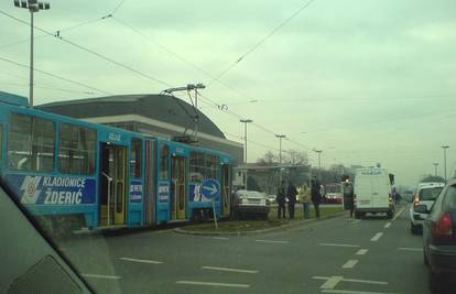 Zagreb: Krivo skrenuo i sudario se s tramvajem