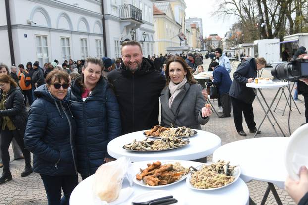 Bjelovar: Na Veliki petak građanima podijeljeno oko 1.000 porcija ribica