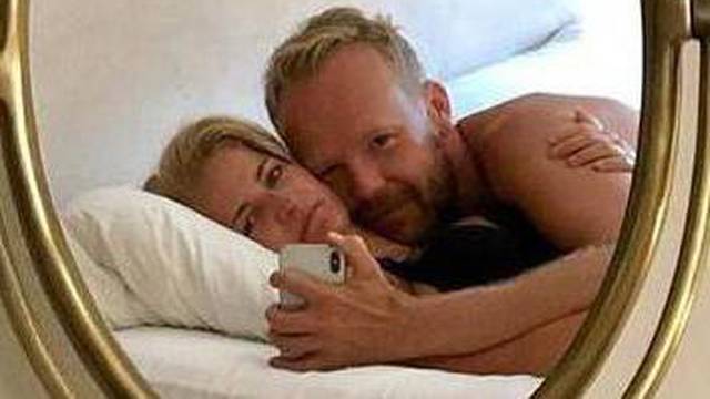 Saša Lozar snimio sebe i ženu u krevetu: Sretna ti 15. godišnjica