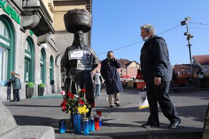 I Dolac se uz svijeće i cvijeće postavljeno uz kip Kumice oprašta od gradonačelnika