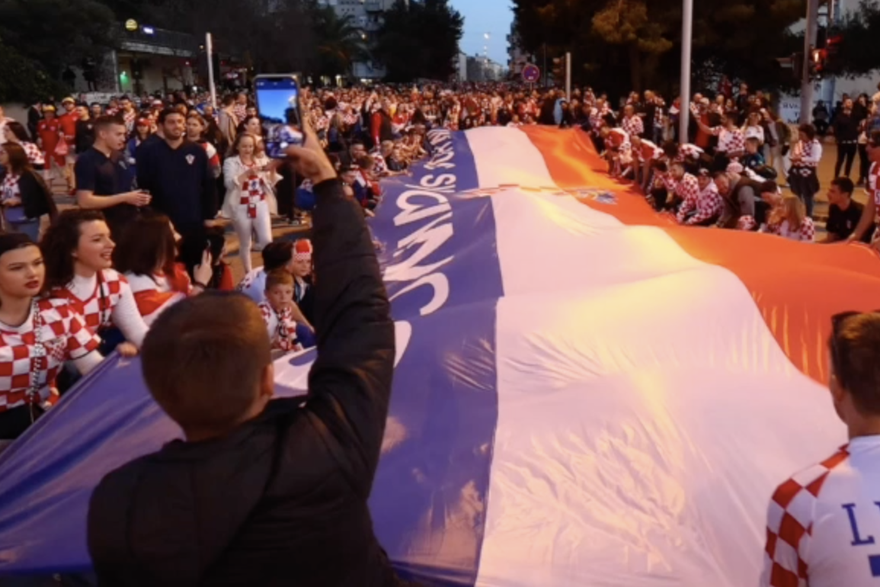 Split: Navijači sa velikom zastavom idu prema stadionu Poljud