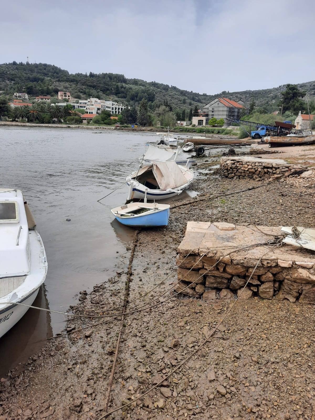 Meteorološki tsunami pogodio Velu Luku, nasukale se brodice