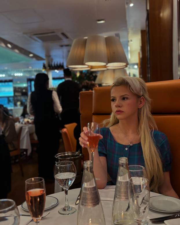 FOTO Mlada ljepotica obožava vintage stil - u retro krpicama donosi seksepil iz 1950-ih