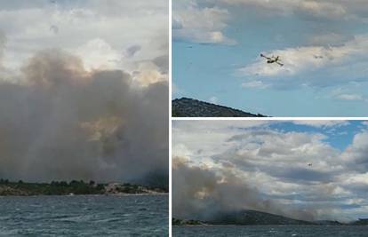 VIDEO Požar na Pašmanu: 'Još ga nemamo pod kontrolom, ali smanjuje se. Gase tri kanadera'