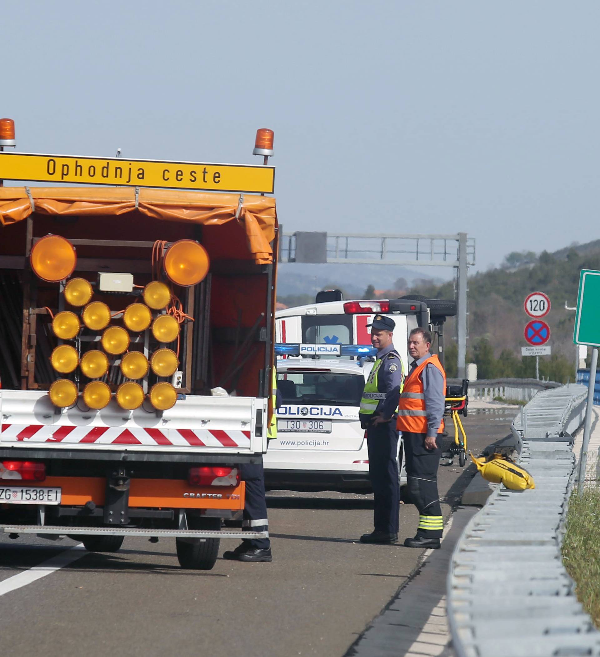 Vozilo Hitne pomoći izletjelo s autoceste, stradalo dvoje ljudi