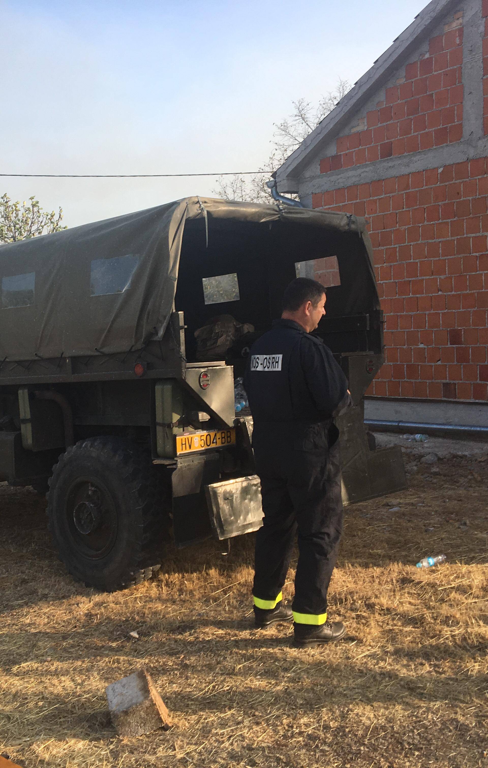 Kod Benkovca: Bura gura vatru prema kućama, a pada mrak