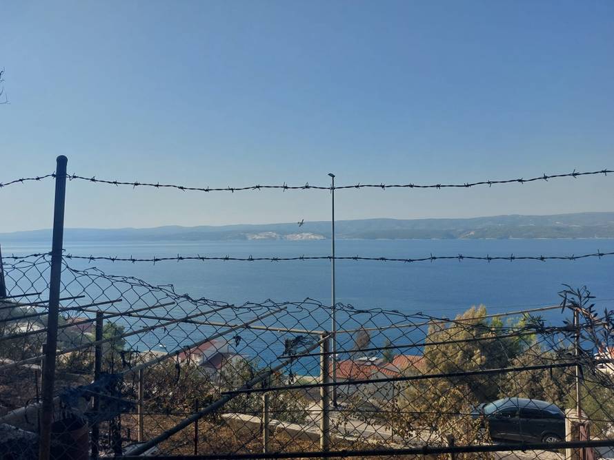 DRAMATIČNI PRIZORI Od kuća i apartmana ostalo tek zgarište! Požar kraj Omiša gutao sve