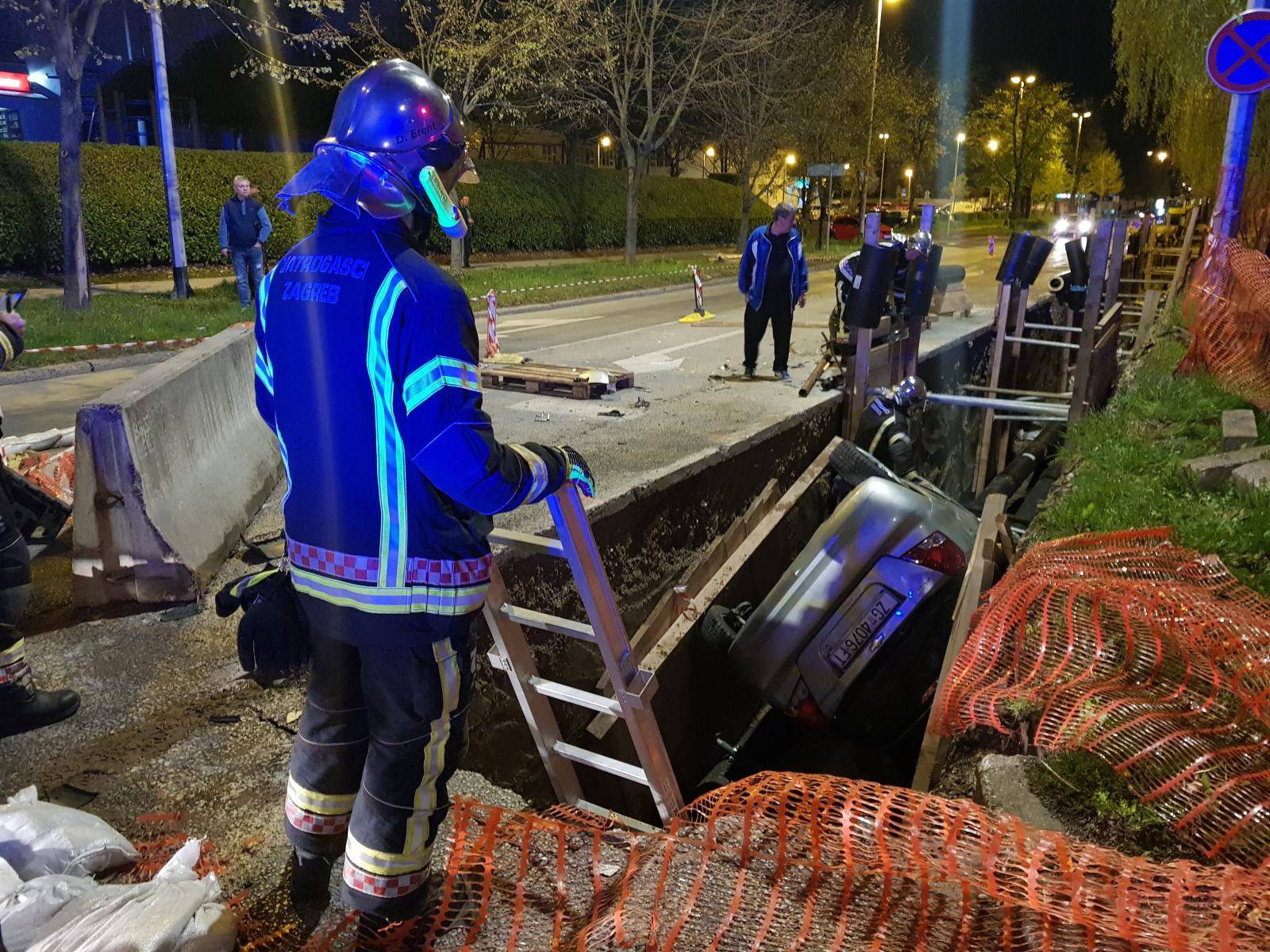Probio betonske zidove i upao u rupu: Vozača odvezla Hitna