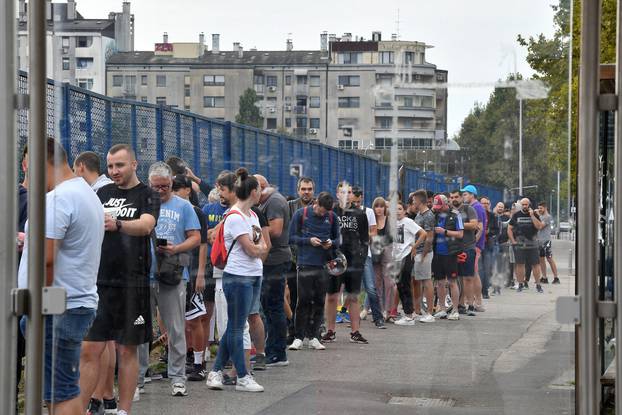 Zagreb: Stotine navijača satima strpljivo čekaju u redu kako bi nabavili ulaznice za utakmicu između Dinama i Chelseaja 