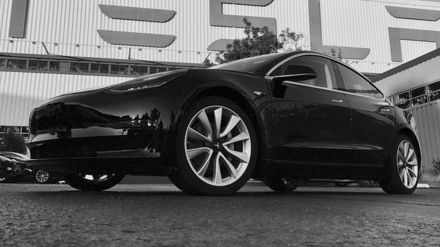 Tesla dijeli tisuće otkaza: Žele spustiti cijenu svog Modela 3