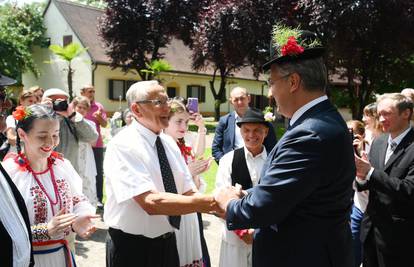 FOTO Plenković sa šeširom u Srijemskoj Mitrovici, pogledajte kako su ga dočekali u Srbiji