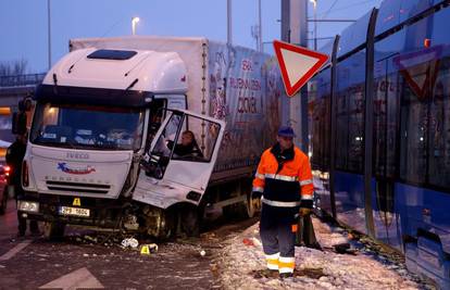 Zagreb: U sudaru tramvaja i kamiona dvoje ozlijeđenih