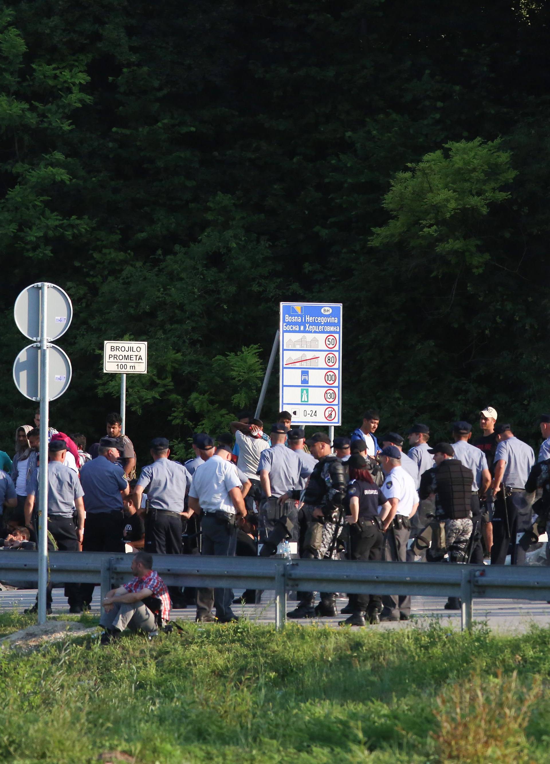 Migranti su htjeli u Hrvatsku, uzeli su  im čak 36 noževa...
