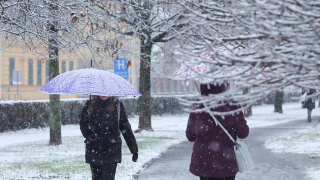 Prvi snijeg ove zime zabijelio je Osijek