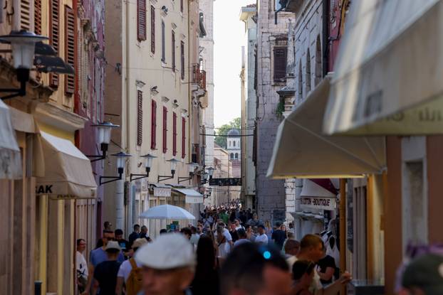 Zadar: Turisti uživaju u šetnji gradom