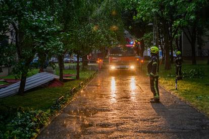 FOTO Pogledajte kako je snažno nevrijeme zahvatilo Zagreb: Na cestama kaos, srušena stabla...