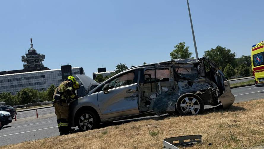 VIDEO Tri skršena vozila u Zagrebu! HGSS-ovac slučajno bio na mjestu sudara i pomagao