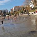 U Splitu nema zime: U plićaku igraju nogomet, hrabri i plivaju