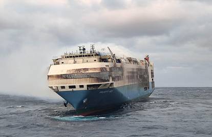 Kod Azora: Izgorjeli teretni brod s luksuznim autima je potonuo