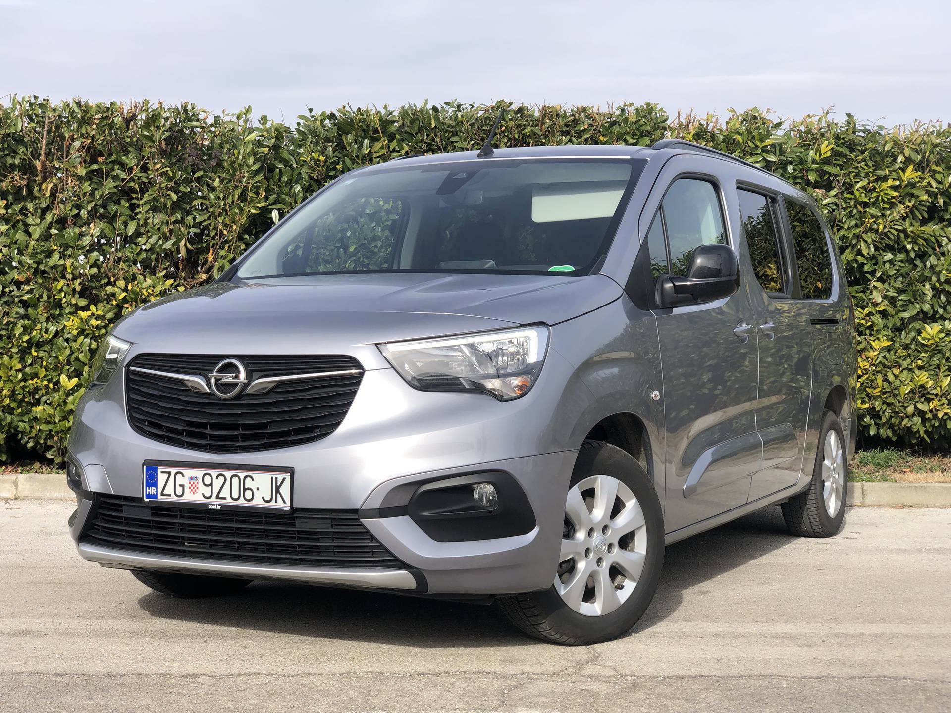 Test Opel Combo-e Life: Dobar gradski obiteljski auto, ali...