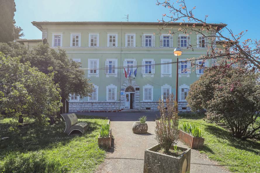 Poreč: Zapaljene svijeće ispred škole u koju je išao maturant koji je poginuo u Pragu