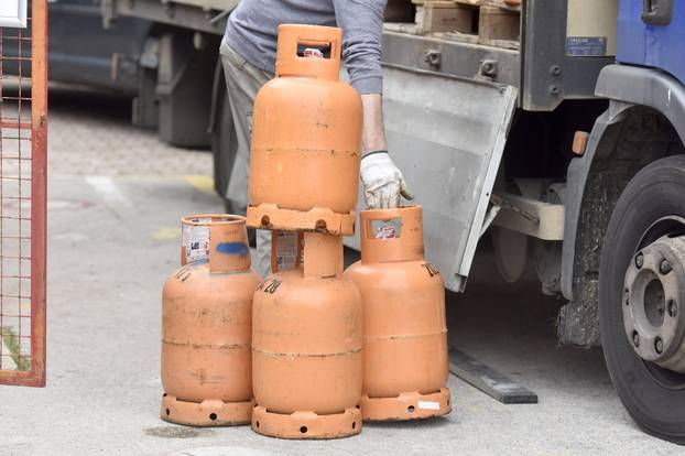 &Scaron;ibenik: Istovar boca plina za ku&cacute;anstvo