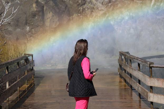 Knin: Slap Kr?i?, poznatiji kao Topoljski buk ili Veliki buk ukrašen dugom