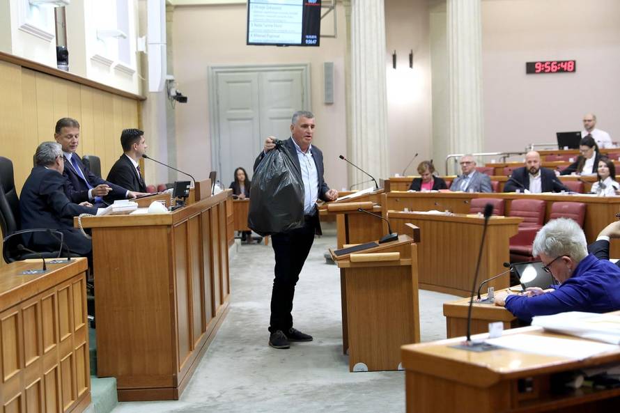 Zagreb: Miro Bulj u sabornicu donio vreÄu punu smeÄa