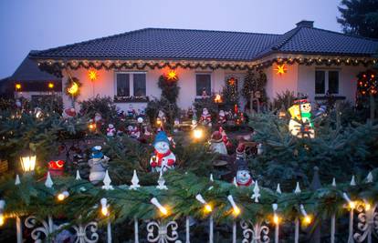 Svakog Božića pred kuću izlože više od 300 Djedica