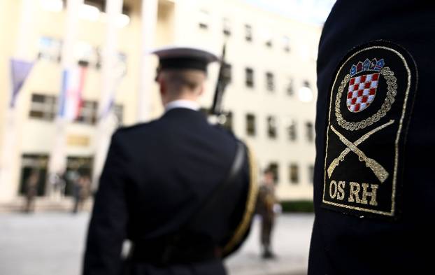 Zagreb: Zoran Milanović stigao na sastanak s načelnikom Glavnog stožera OSRH i suradnicima 