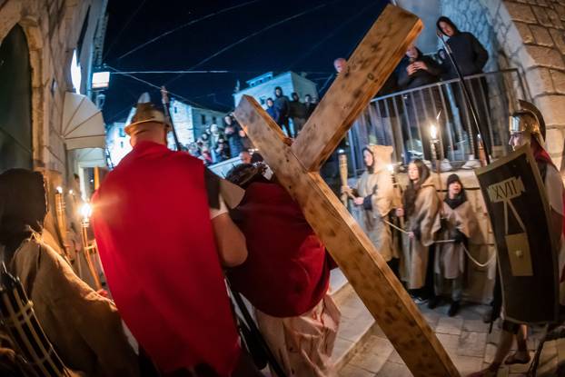 U Imotskom na Cvjetnicu uprizorena „Imotska Muka“, scenski prikaz Muke Gospodina našega Isusa Krista 