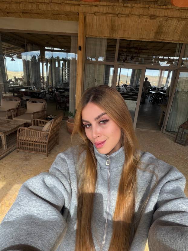 Alisha je prošlost. Zvijezda Brazila sad se spetljala s kćeri legende Arsenala. Tek joj je 19