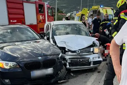 Detalji nesreće u Kaštel Starom: Pijan vozio BMW, udario u Fiat Pandu i usmrtio muškarca (59)