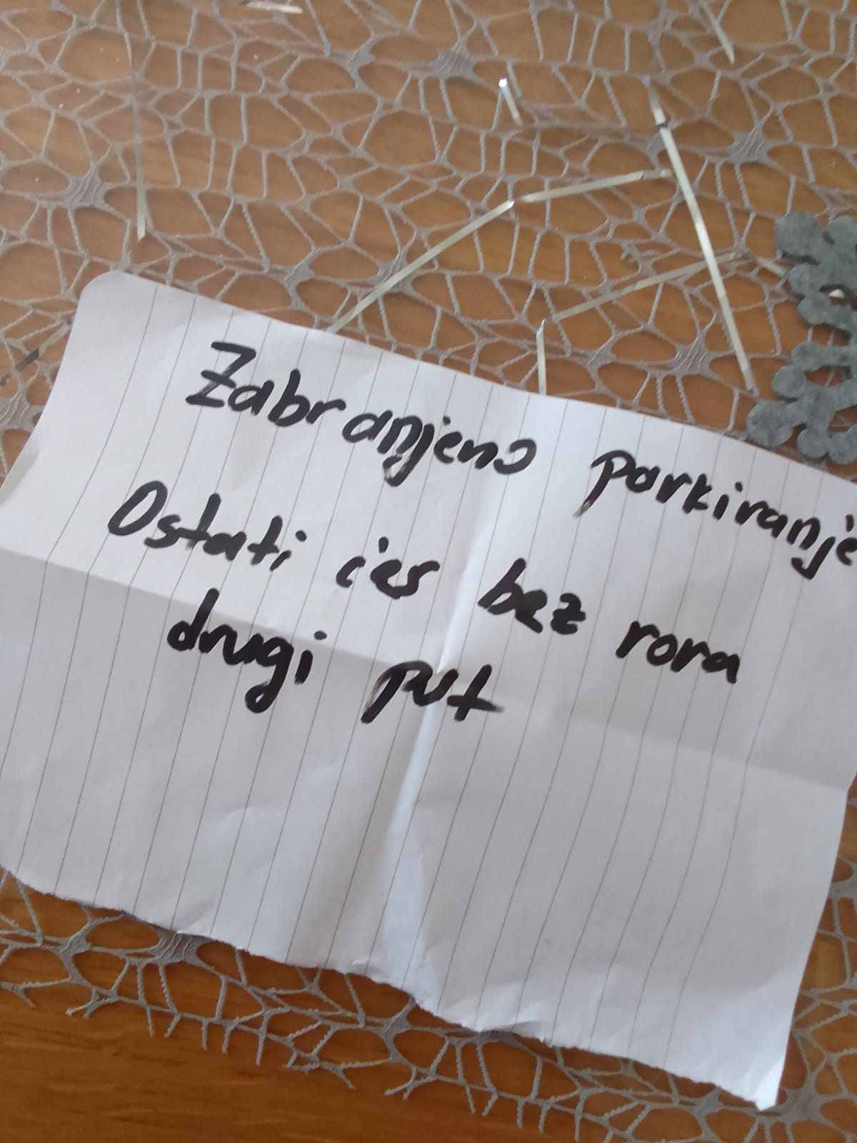 Kad se gugl translejt pokvari. Poruke turistima na Jadranu: Nichts parking. Gume pšššššš!