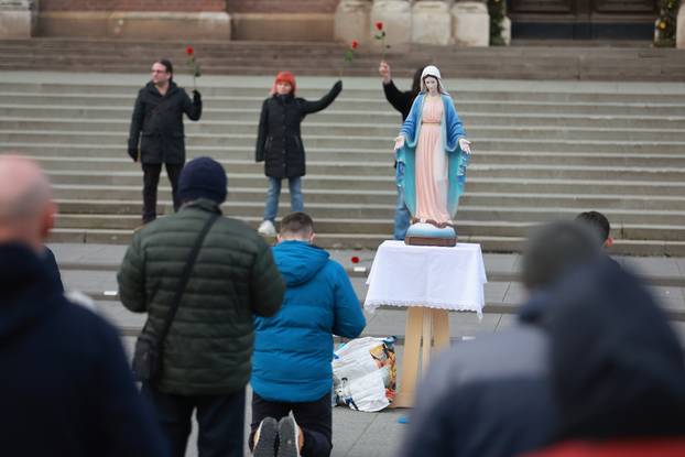 Performans Tiha misa ispred katedrale u Đakovu