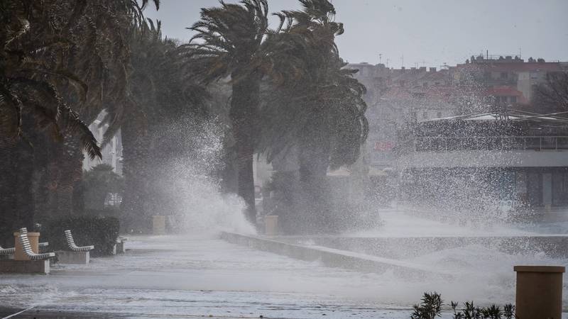 FOTO KAOS U SPLIT! Zapuhalo organsko jugo, riva potopljena