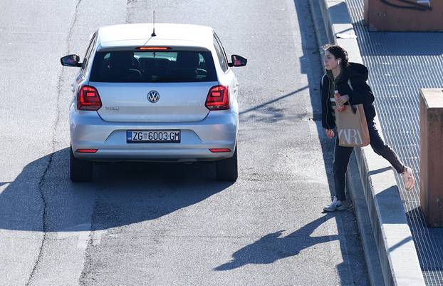 Zagreb: Velike gužve ispred trgovačkog centra City Center one East povodom crnog petka