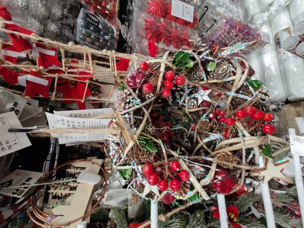 FOTO Još 92 dana do Božića, a ukrasi već stigli: Tko požuri, birat će među pravom raskoši