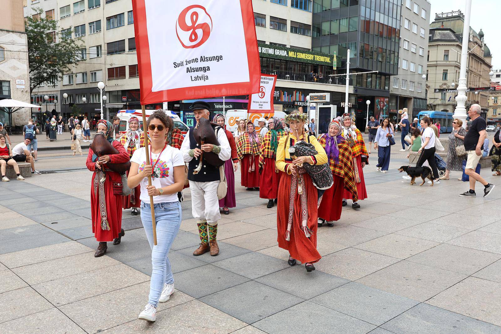 Zagreb: Folklorna šetnica u centru grada