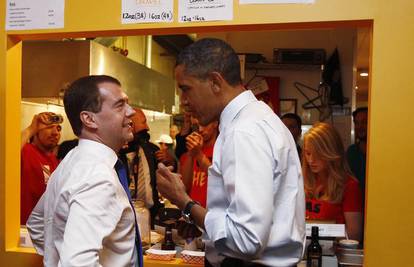 Obama platio Medvedevu hamburger u zalogajnici
