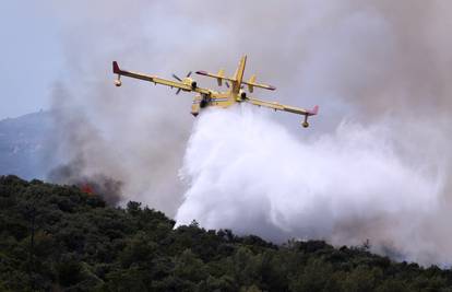Udari juga vatrogascima otežavaju gašenje požara kod Trilja: Pomažu i dva kanadera