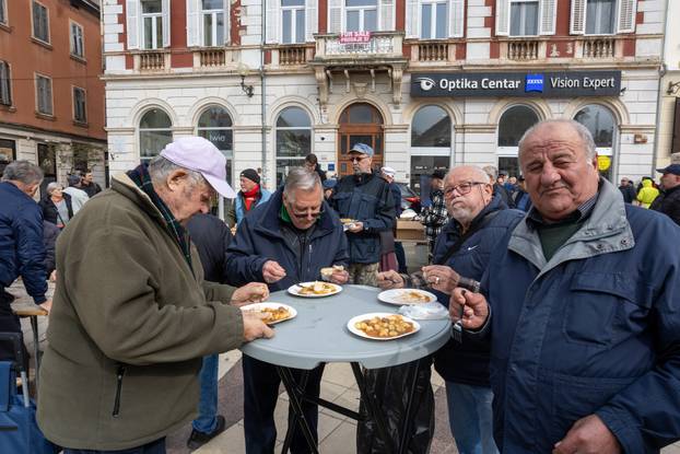 Pula:  500 besplatnih porcija “Lovačkog doručka” podjeljeno na slast prisutnim puljanima