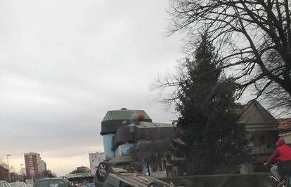 Nesreća na zagrebačkoj Trešnjevci: Jedan ozlijeđen, auto se prevrnuo na krov