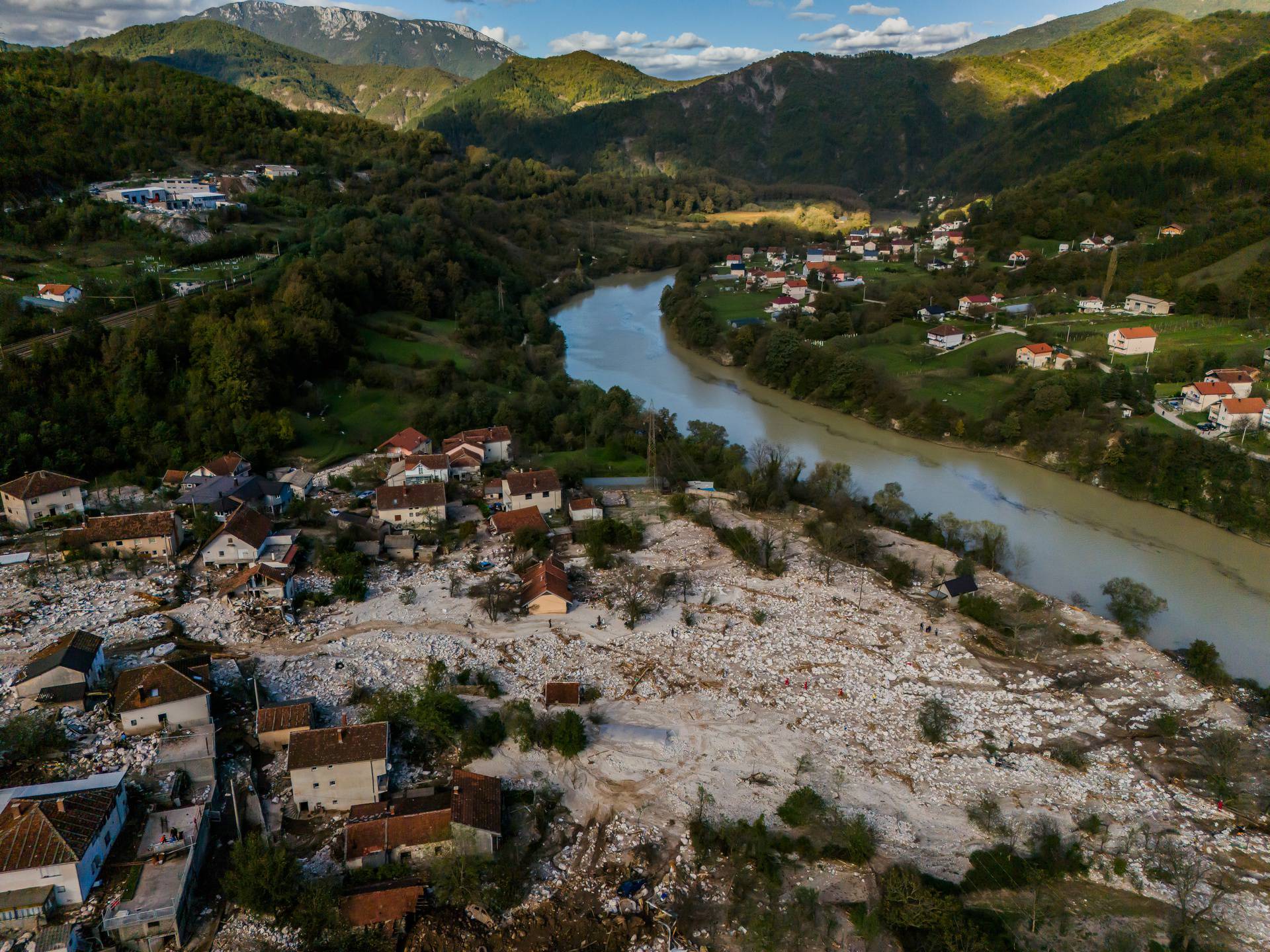 Snimke iz zraka prikazuju razmjere katastrofe u Donjoj Jablanici