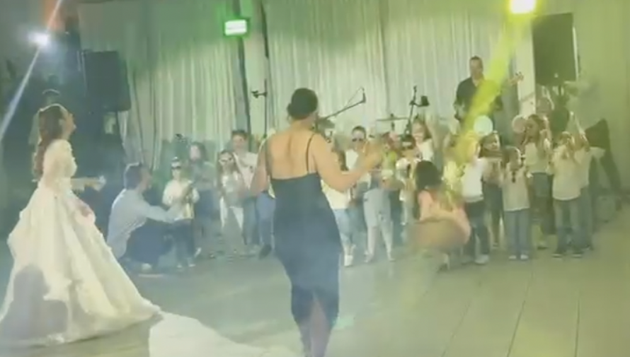 VIDEO Mališani 'upali' na pir omiljenoj odgojiteljici: Bilo je predivno, ostala sam bez riječi