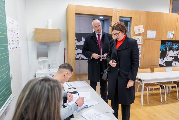Split: Gradonačelnik Ivica Puljak sa svojom suprugom glasovao na izborima