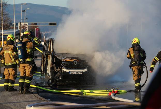 Zagreb: Požar kombi vozila na  Aveniji Većeslava Holjevca